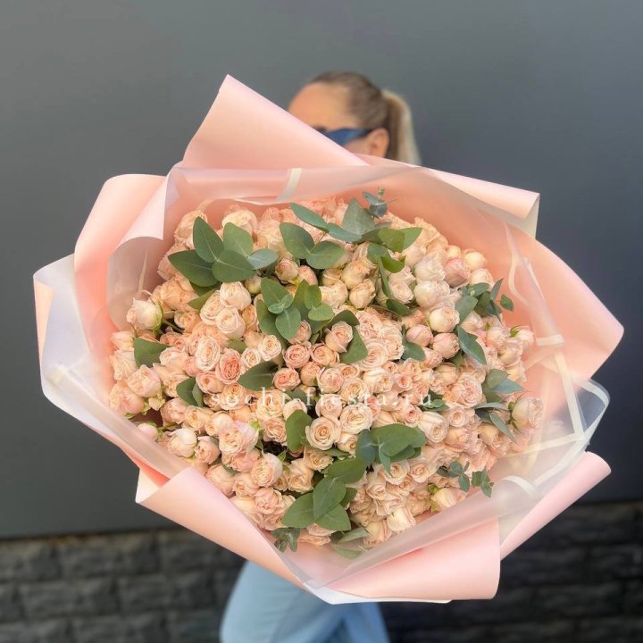 101 кустовая роза с эвкалиптом в Химкие