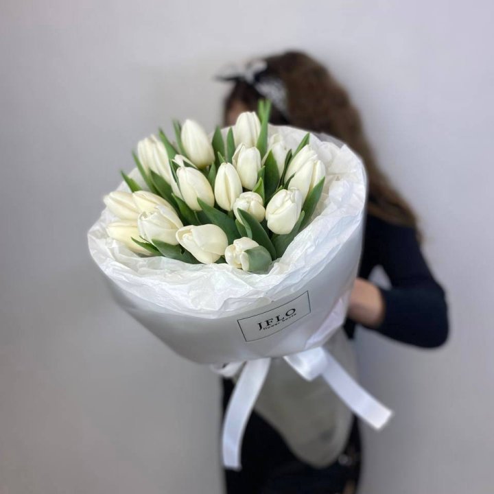  19 белых воздушных тюльпанов в Химкие