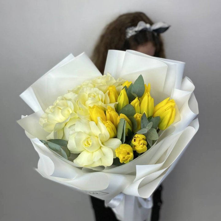 Дуо жёлтые тюльпаны и розы в Химкие