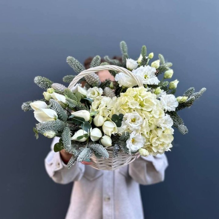 Новогодняя корзина с цветами в Химкие