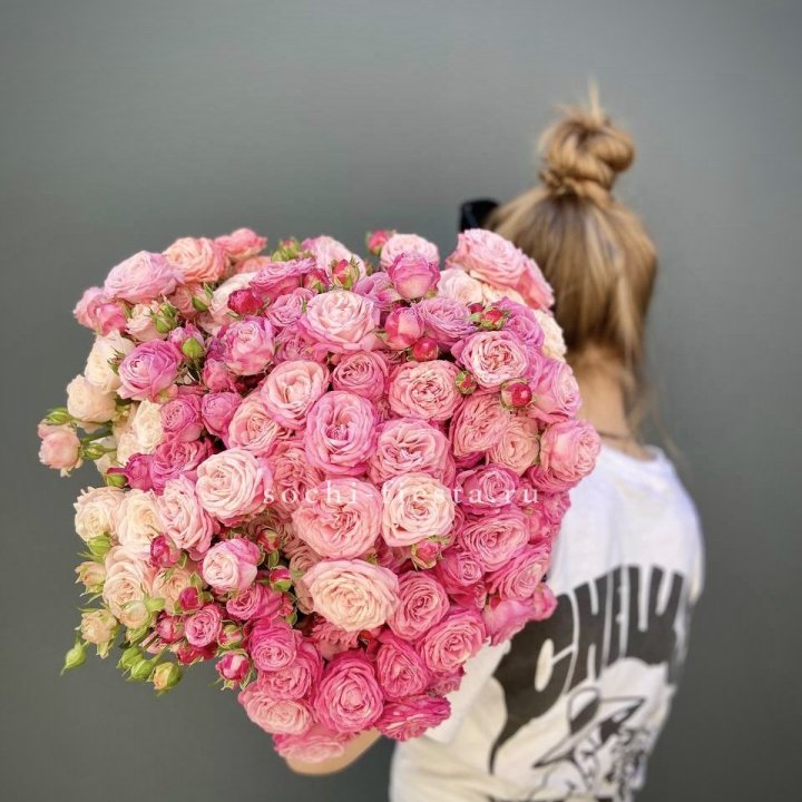 Охапка кустовых роз бомбастик пинк в Химкие