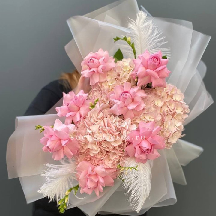  Букет  из гортензий и розовых роз в Химкие