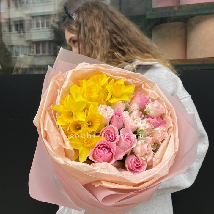 Букет роз и нарциссов в Химкие
