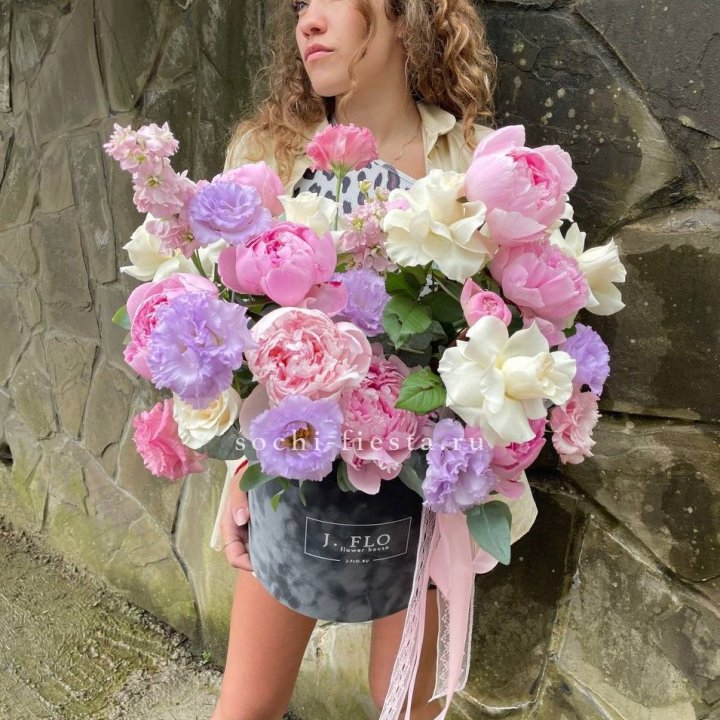 Дизайнерский цилиндр с пионами в Химкие