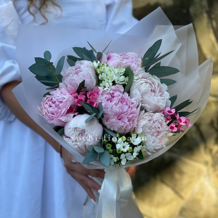 7 зефирных пионов с эвкалиптом в Химкие