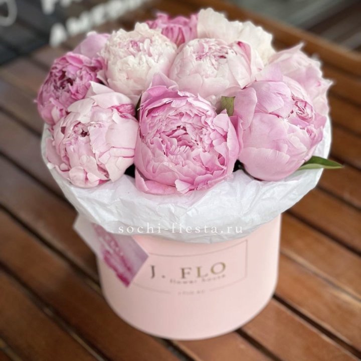 Цилиндр с пионами "Лилу" в Химкие