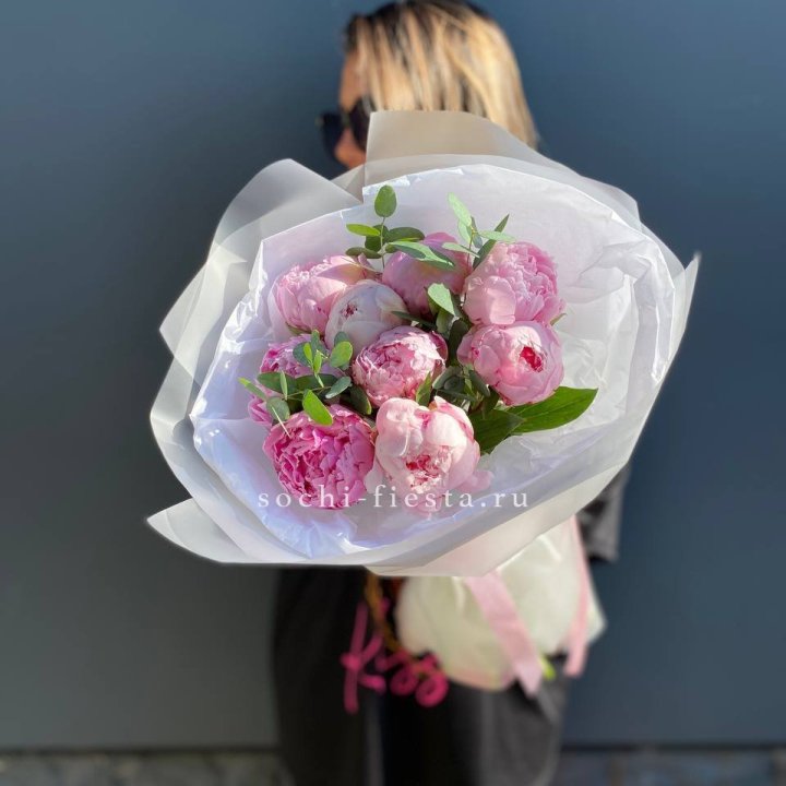 9 пионов с эвкалиптом в Химкие