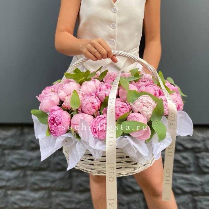 29 пионов в корзине в Химкие