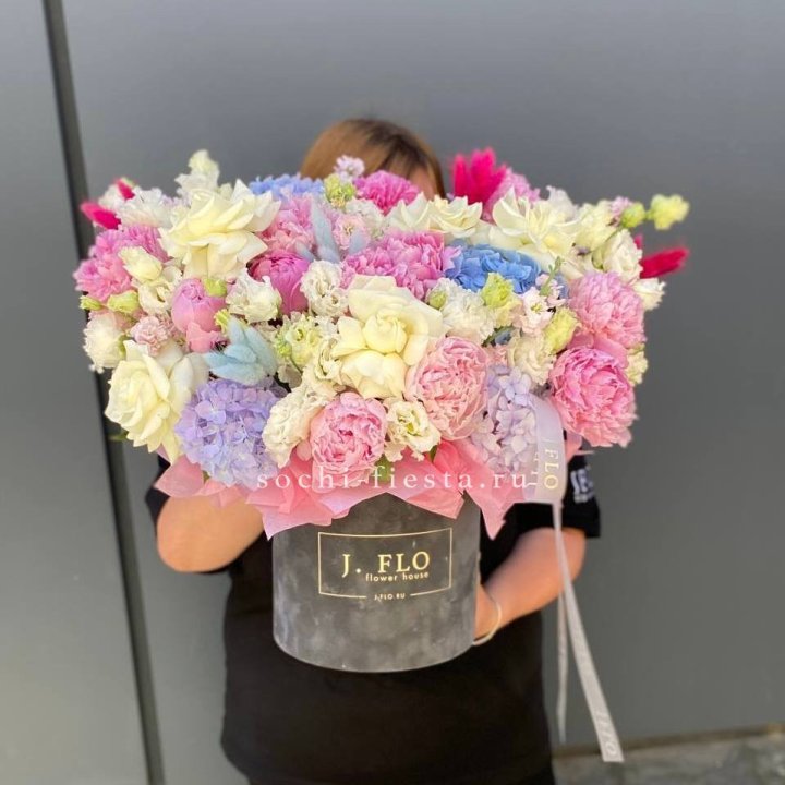 Цилиндр с пионами "Аса" в Химкие