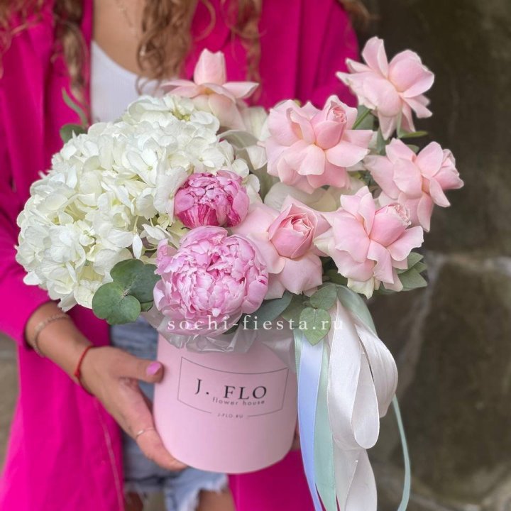 Цилиндр с пионами "Алисия" в Химкие