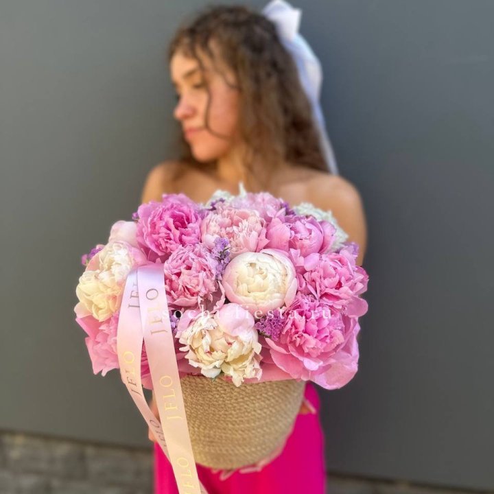 15 пионов в джутовом кашпо в Химкие