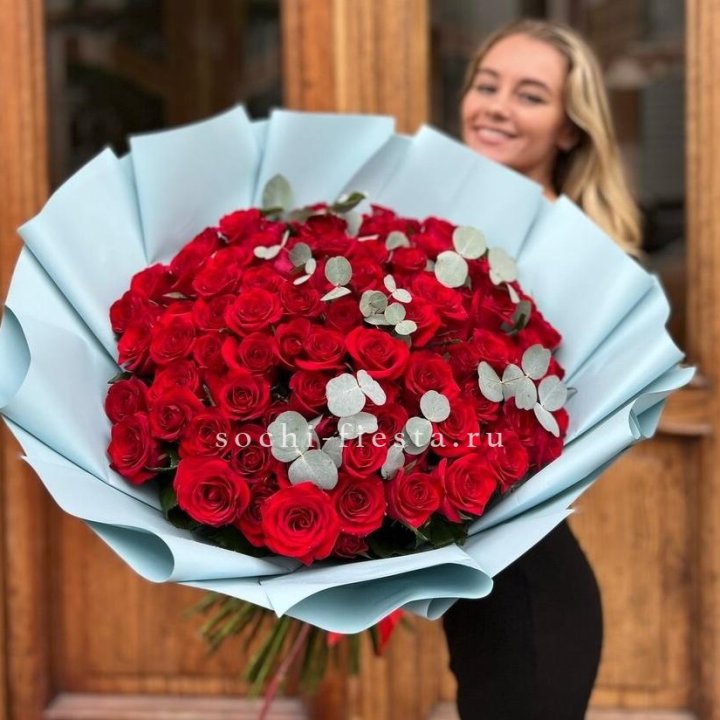101 красная роза с эвкалиптом в Химкие