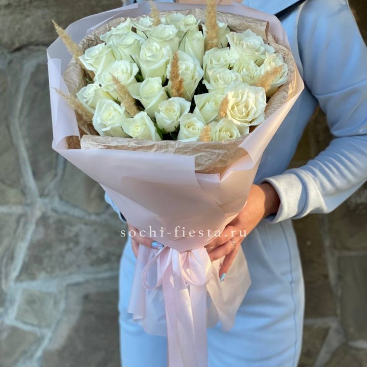 25 белых роз с сухоцветами в Химкие