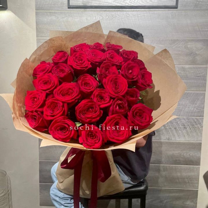 37 красных роз в крафте в Химкие