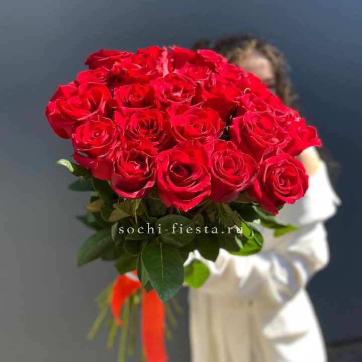 25 высоких красных роз в Химкие