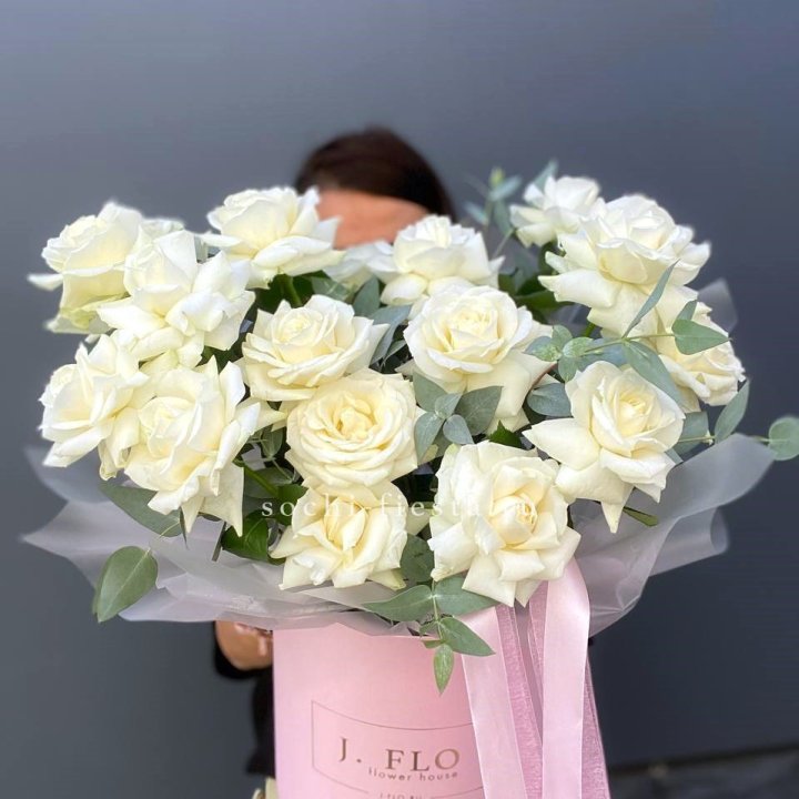 17 Французских белых роз в боксе в Химкие