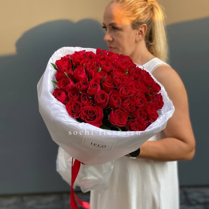 51 роза мадам ред в нежном оформлении в Химкие