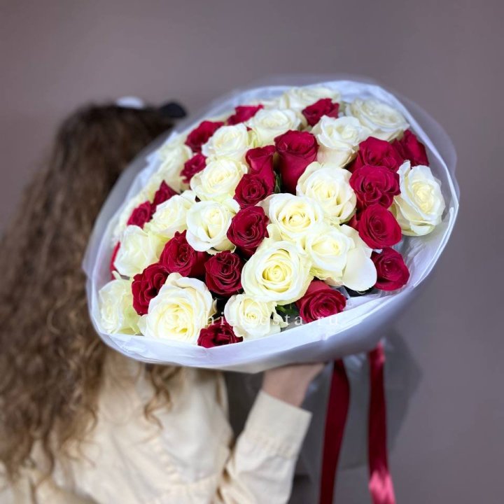 Букет из красных белых 45 роз в Химкие