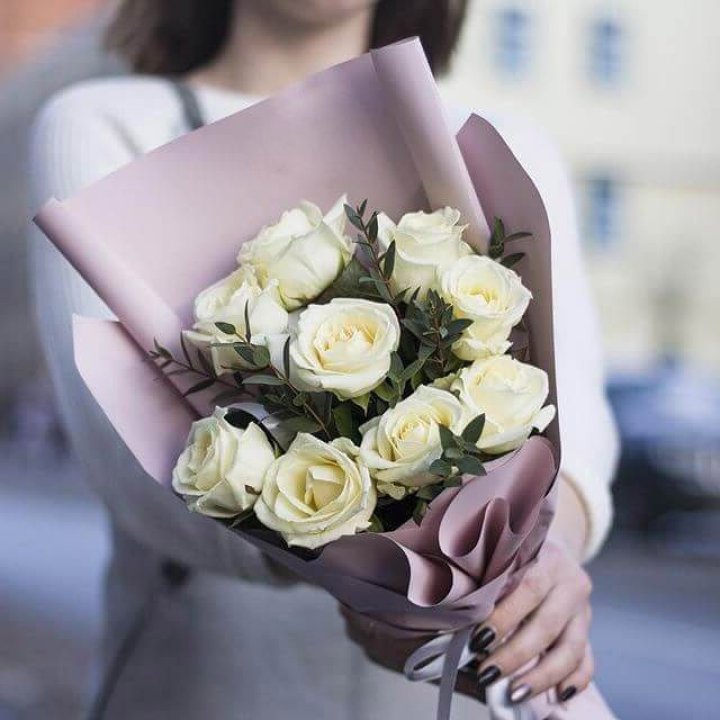 9 белых  роз "Минт" в Химкие