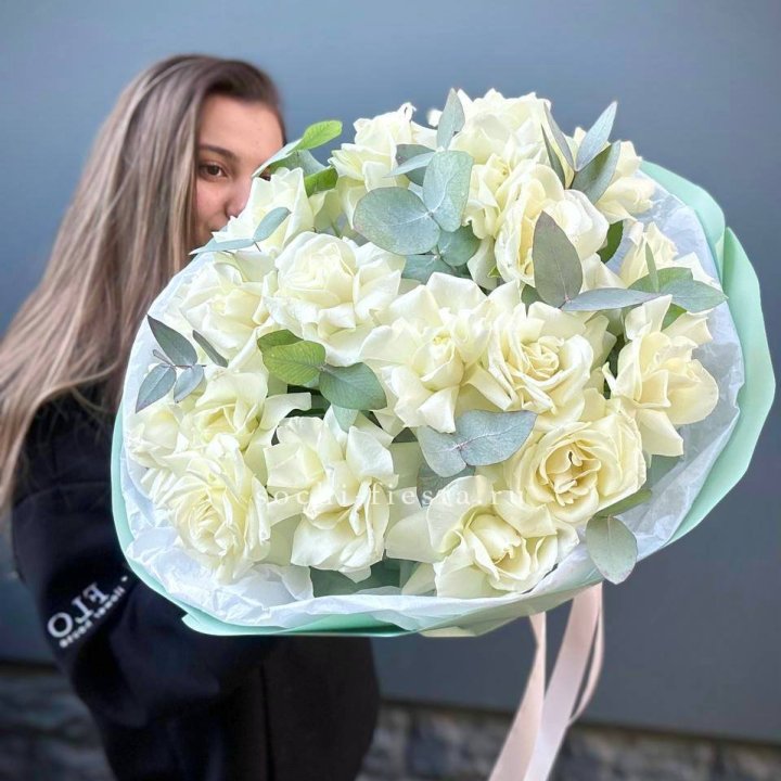 19 Белых французских роз "Ноте бьянке" в Химкие