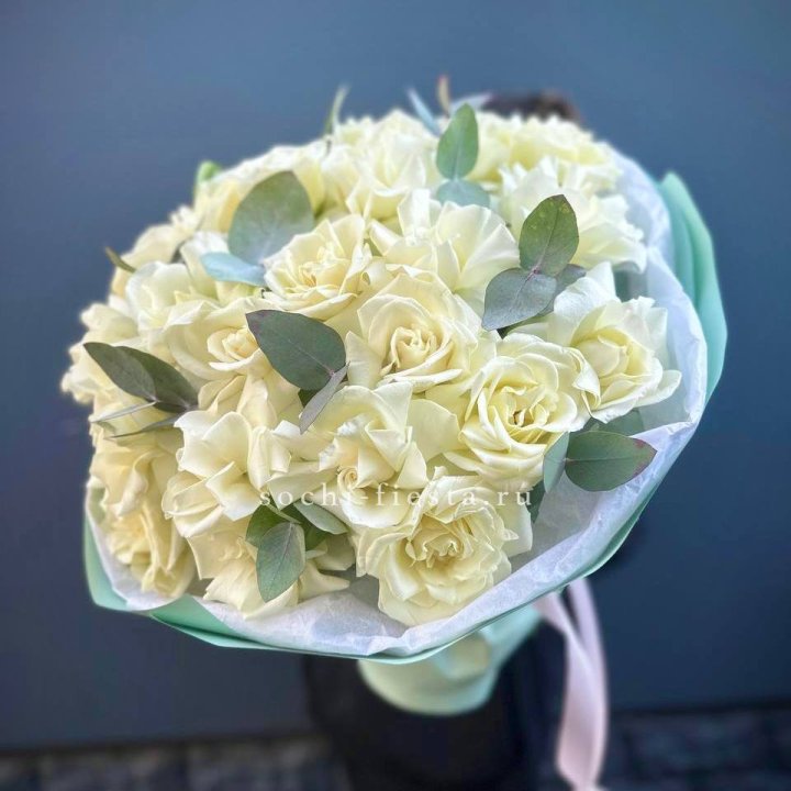 25 Белых французских роз "Ноте бьянка" в Химкие