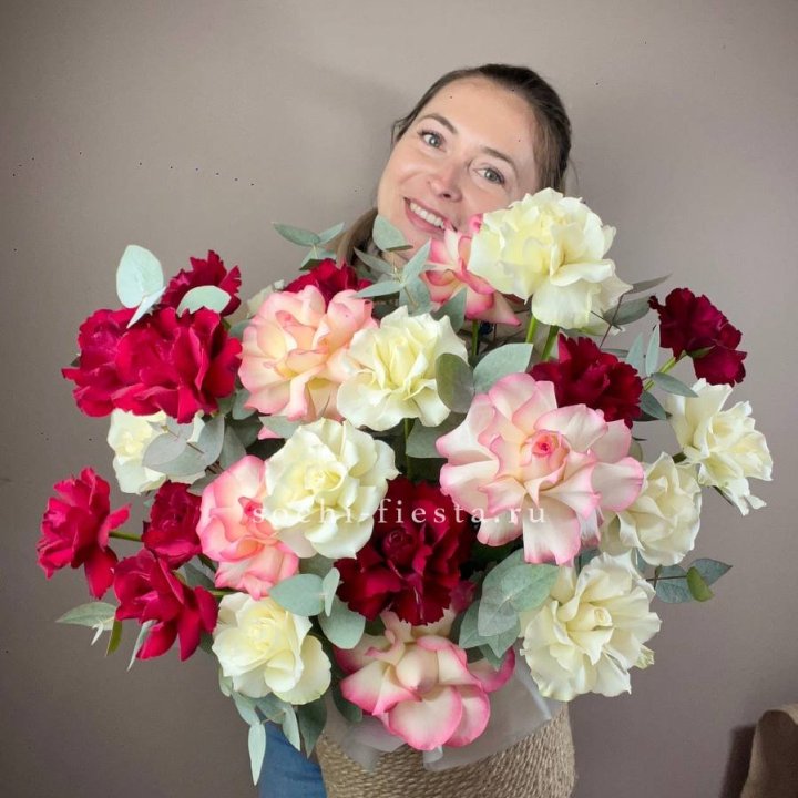 35 французских роз микс в джутовом боксе в Химкие