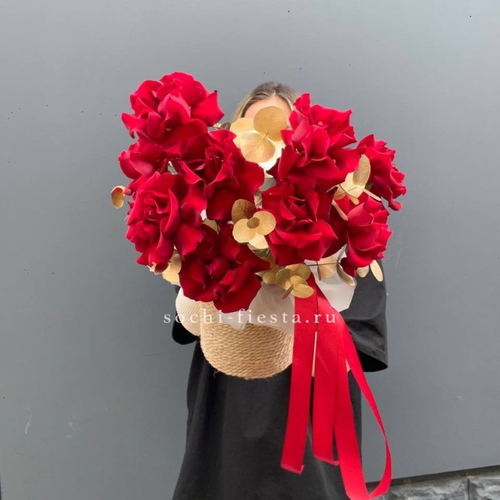 Красные французские розы в джутовом кашпо в Химкие