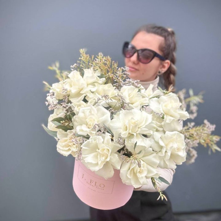 17 Французских белых роз в коробке Афина в Химкие