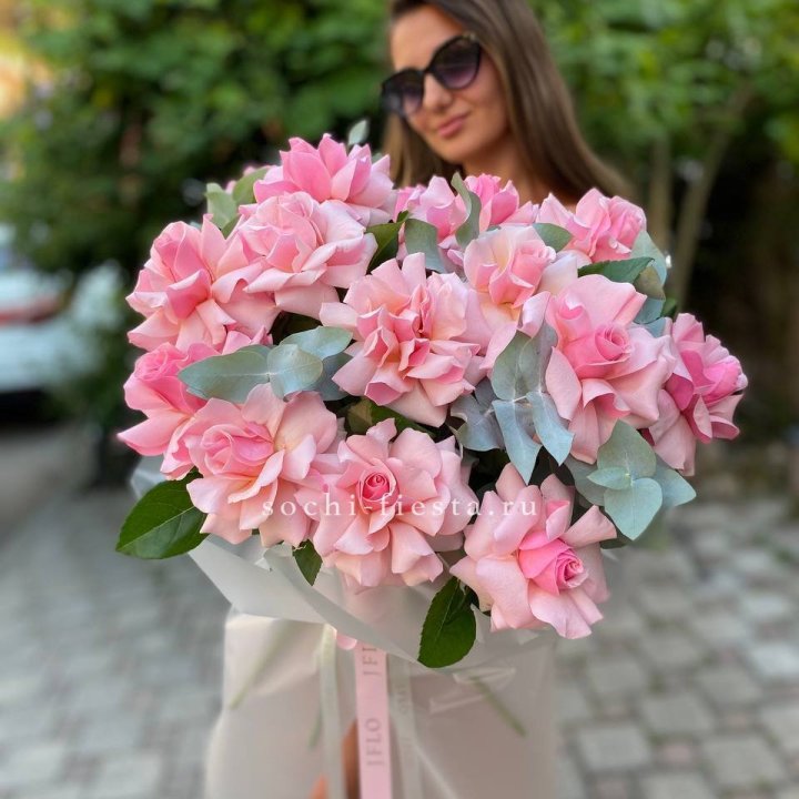 17 Розовых  французских роз в Химкие