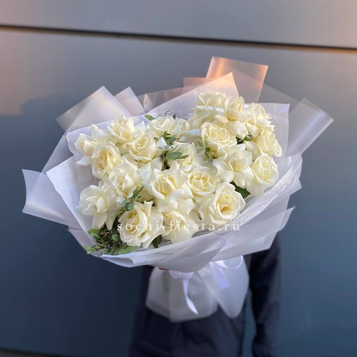 Пышный букет из белых роз в Химкие