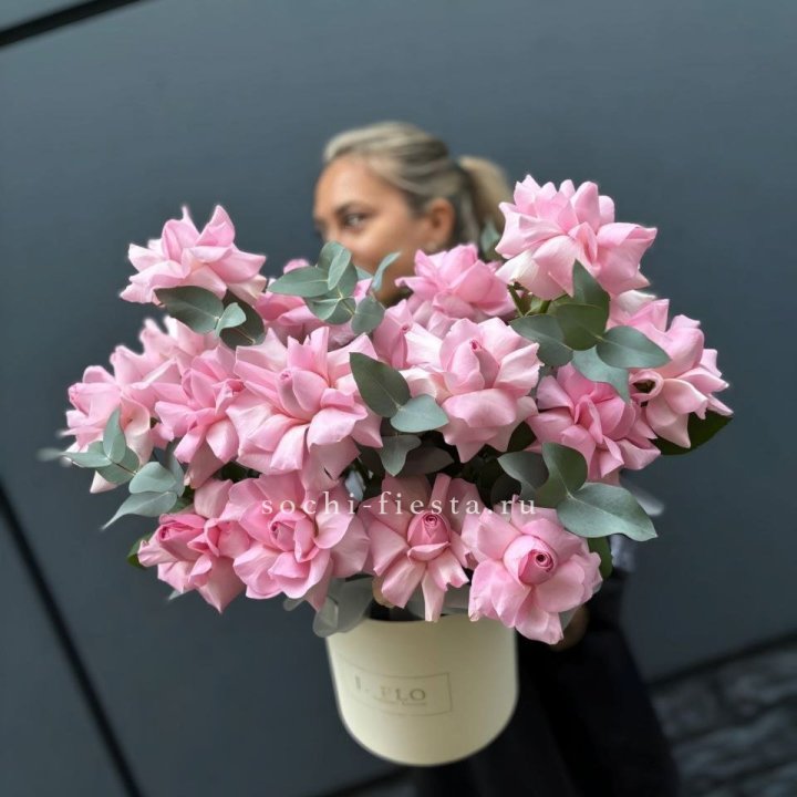 17 Розовых французских роз в боксе в Химкие