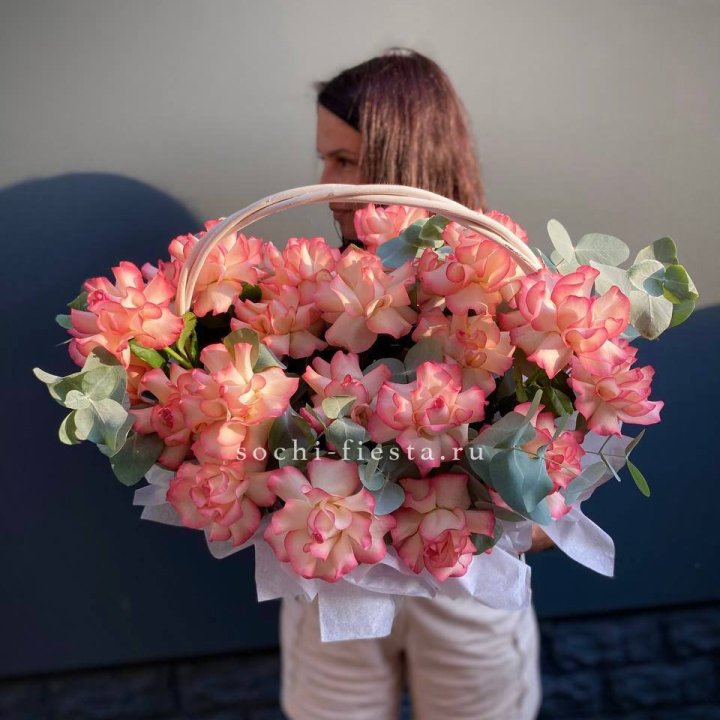 25 Французских роз Джумилия в корзине в Химкие