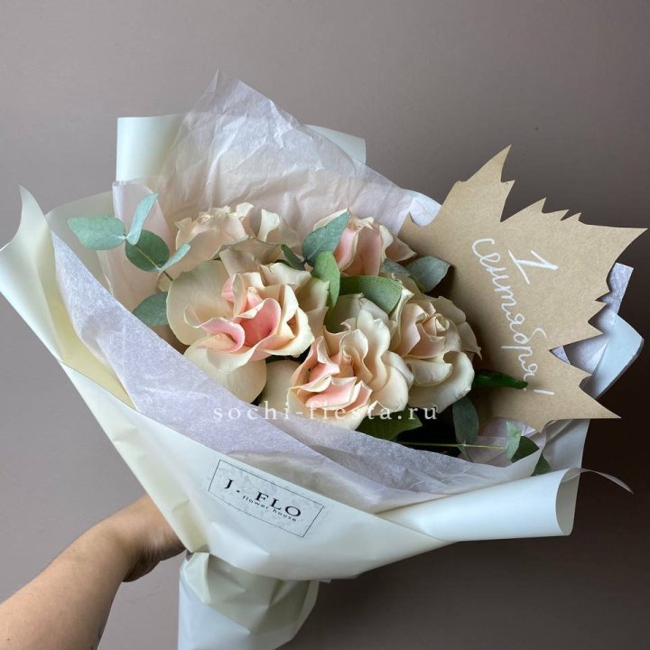 Букет кремовых роз к дню знаний в Химкие