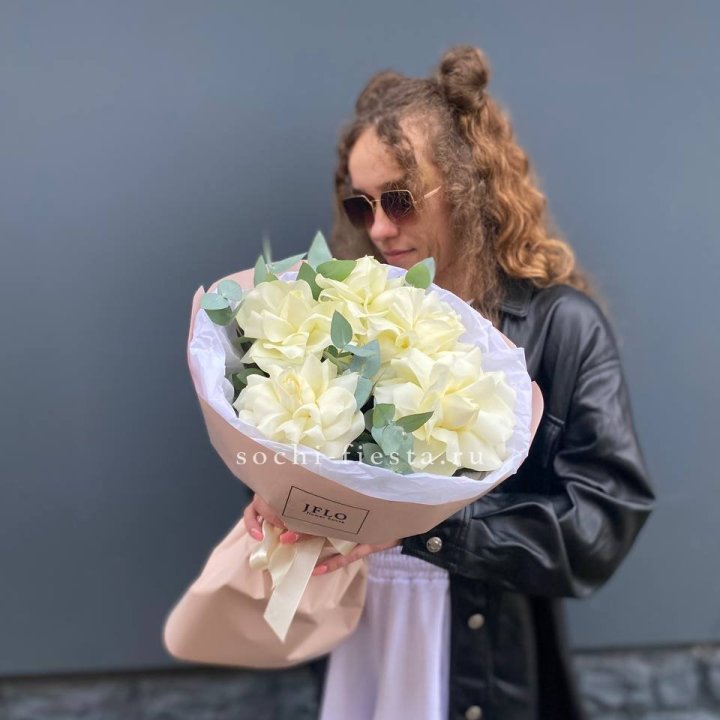 5 Белых французских роз в Химкие