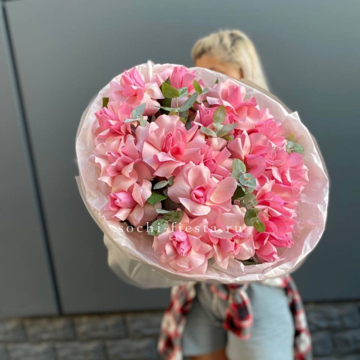 17 розовых роз в Химкие