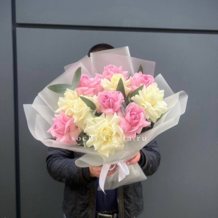11 бело-розовых роз в Химкие