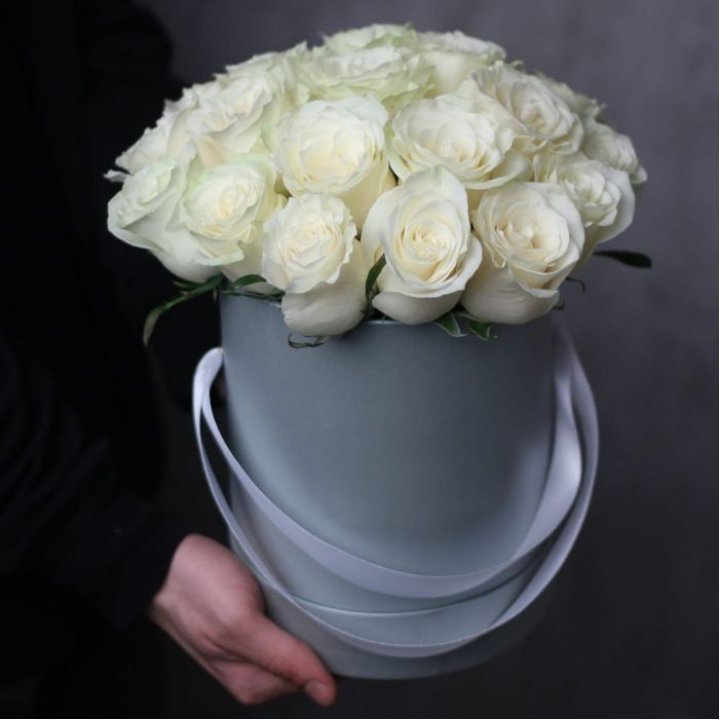 15 белых роз в цилиндре в Химкие