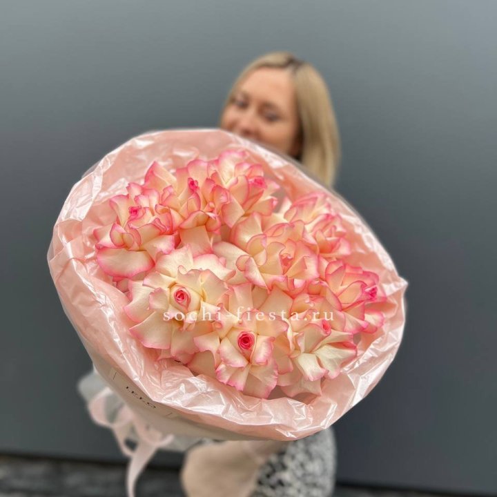 9 французских роз Джумилия в нежном оформлении в Химкие