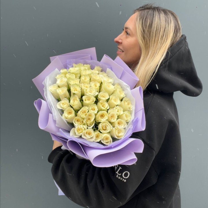 51 белая кенийская роза в оформлении в Химкие