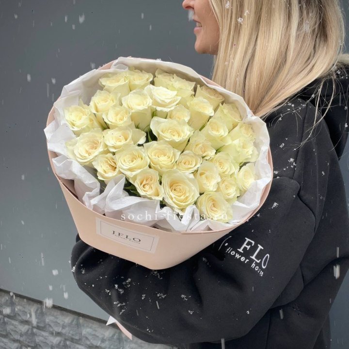 31 белая роза в оформлении в Химкие