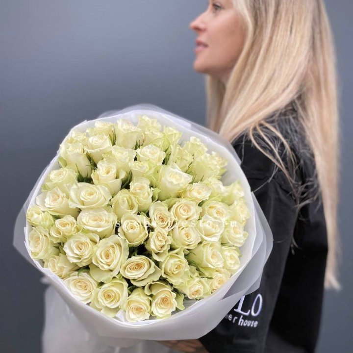 Воздушный букет из 51 белой кенийской розы в Химкие
