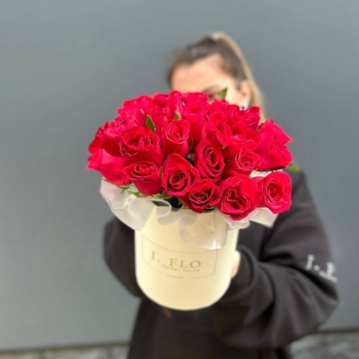 27 кенийских роз в боксе в Химкие