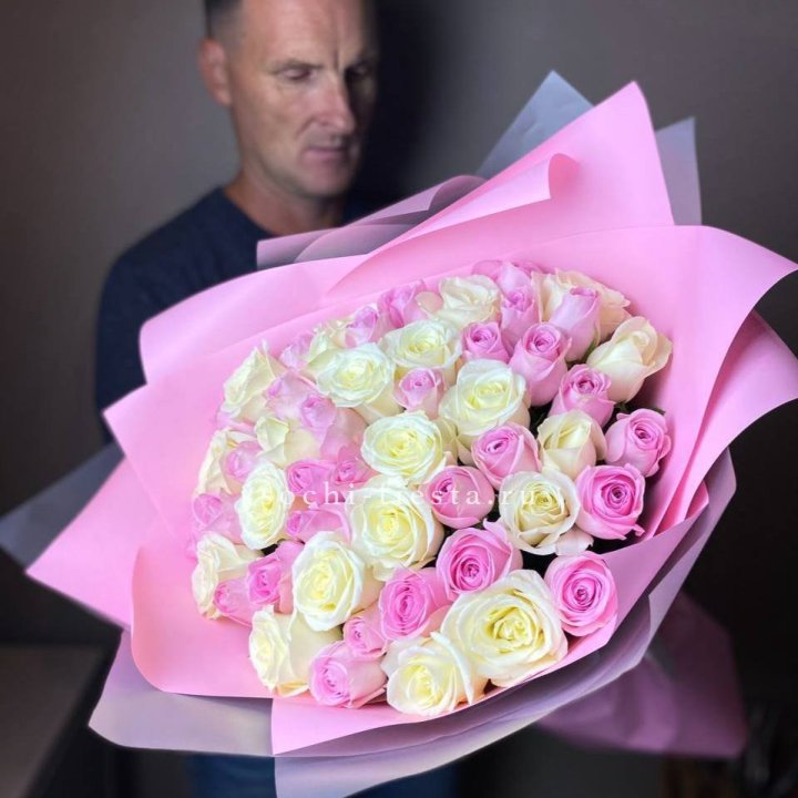 51 белых и розовых роз в Химкие