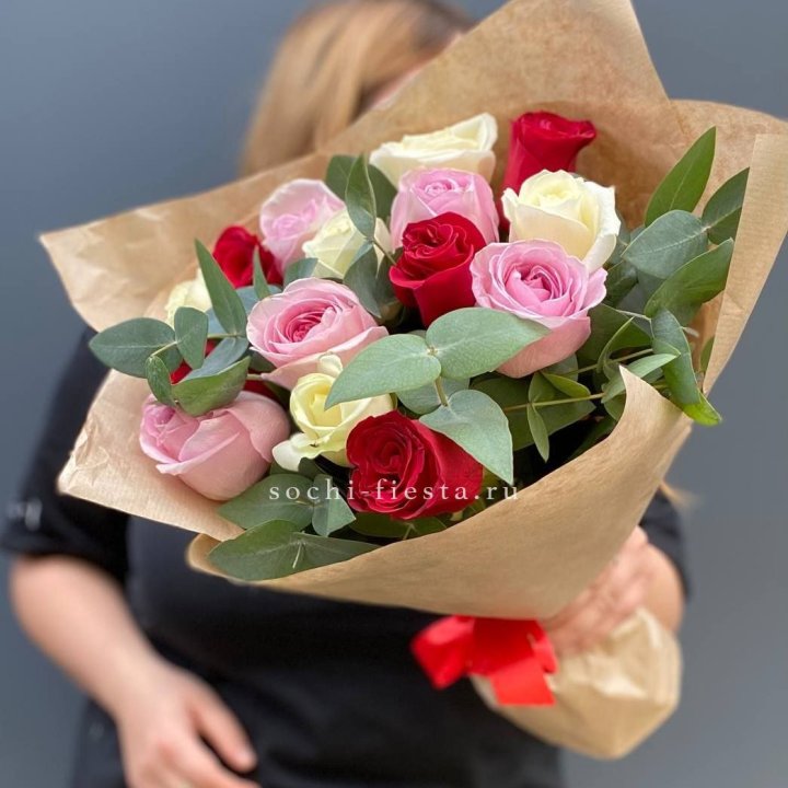 Букет из 15 роз с эвкалиптом в Химкие