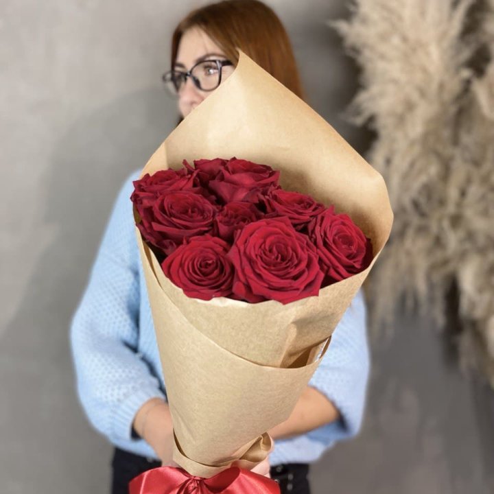 9 красных роз в крафте в Химкие