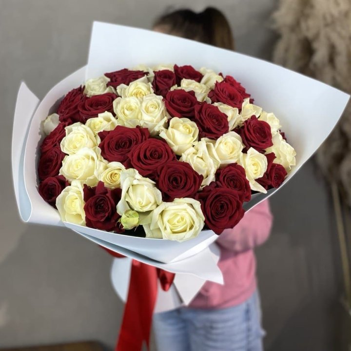 51 красная и белая роза в Химкие