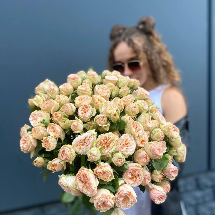 25 пионовидных роз в Химкие