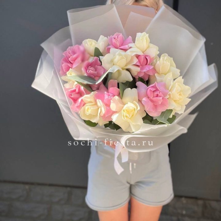 15 бело-розовых роз в Химкие