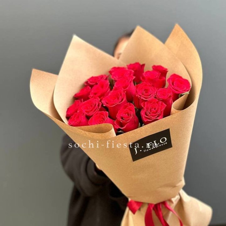 19 красных роз в крафте в Химкие
