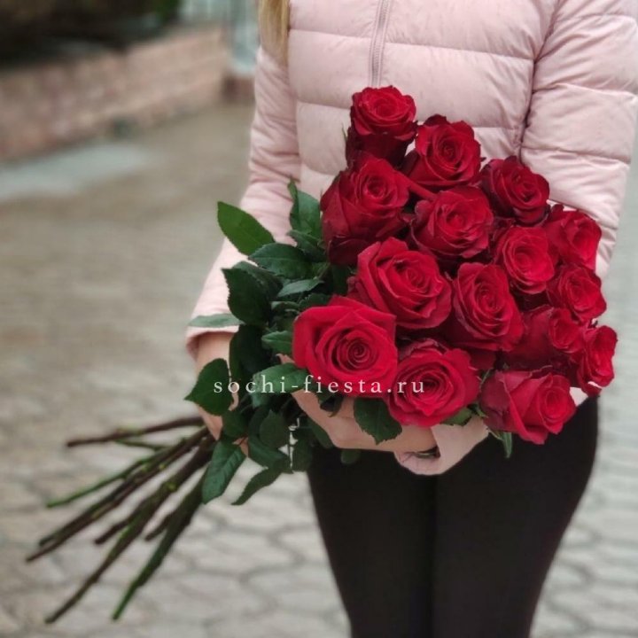 15 высоких красных роз в Химкие